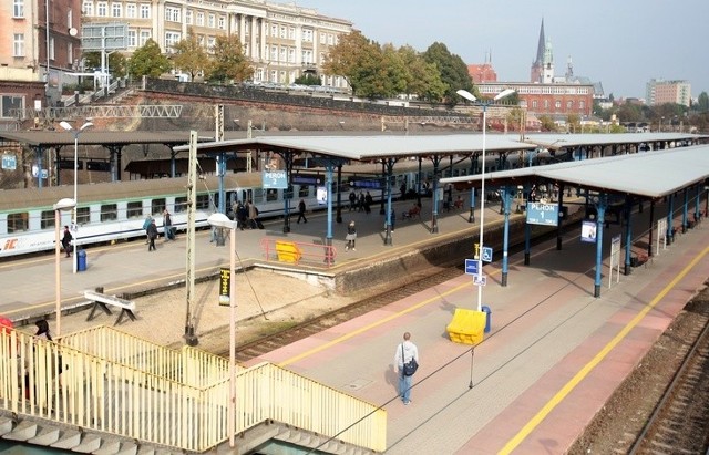 Pasażerowie będą musieli przechodzić przez ulicę w drodze do tymczasowego dworca. Bez sygnalizacji świetlnej to będzie bardzo niebezpieczna droga.