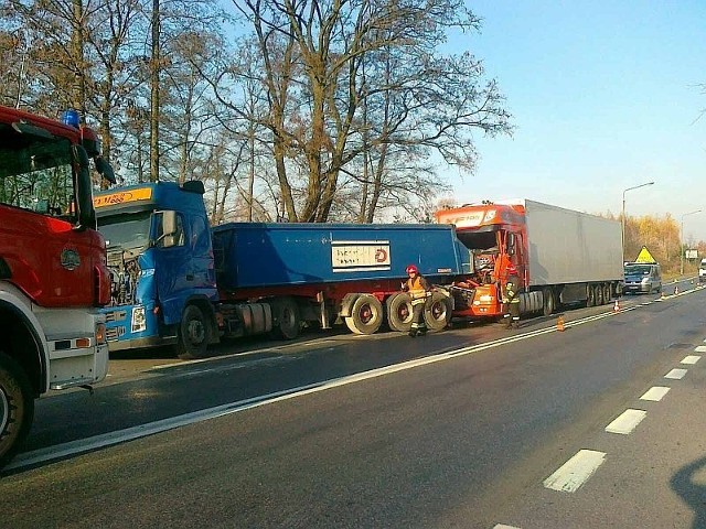 Na ulicy Kieleckiej w Radomiu zderzyły się we wtorek o godzinie 13.09 trzy ciężarówki.