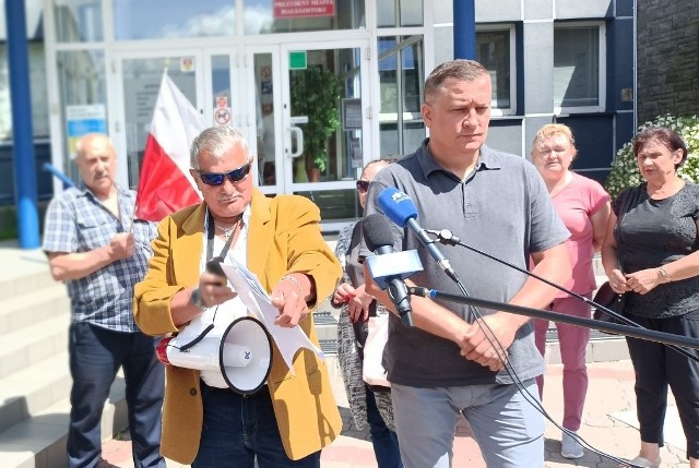 Protest mieszkańców bloków komunalnych przed magistratem. Uczestniczył w nim też radny Paweł Myszkowski