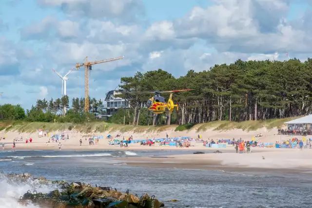 Pierwszego dnia lipca, doszło do utonięcia w Darłowie na plaży wschodniej od ulic Słowiańskiej. Jak poinformowała nas rzecznik policji, 55 letni mężczyzna, turysta z powiatu złotowskiego zignorował czerwoną flagę, zabraniającą kąpieli i wszedł do wody. Jakie była przyczyna utonięcia na razie można tylko domniemywać, sprawę wyjaśni sekcja zwłok. Na miejscy jest prokurator i policja. Do utonięcia doszło chwilę po godzinie 16 w akcji ratunkowej brał udział helikopter Lotniczego Pogotowia Ratunkowego.  Zobacz także: Szczecinek: Nieodpowiedzialna jazda kierowcy ciężarówki 