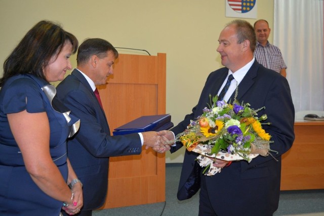 Przewodnicząca Rady Powiatu Bożena Wrona i starosta starachowicki Dariusz Dąbrowski dziękowali za współpracę Tomaszowi Chamerze.