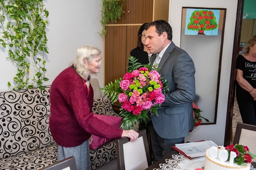 Pani Genowefa z Zakrzowa w gminie Klimontów ma 100 lat! Gratulacje od premiera dla jubilatki (ZDJĘCIA)