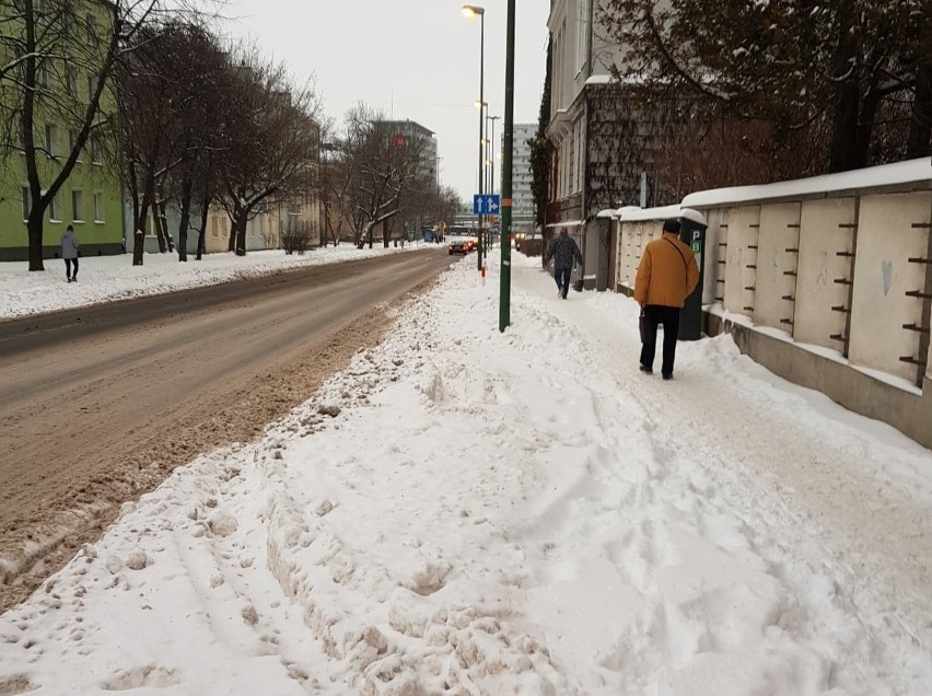 Opole. Mieszkańcy skarżą się na zaśnieżone miejsca w strefie...