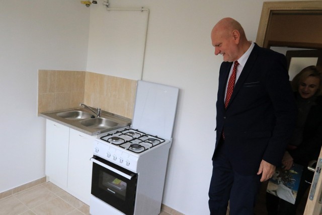 Prezydent Michał Zaleski podczas wręczania kluczy do mieszkań w ramach programu "Mieszkanie dla absolwenta".