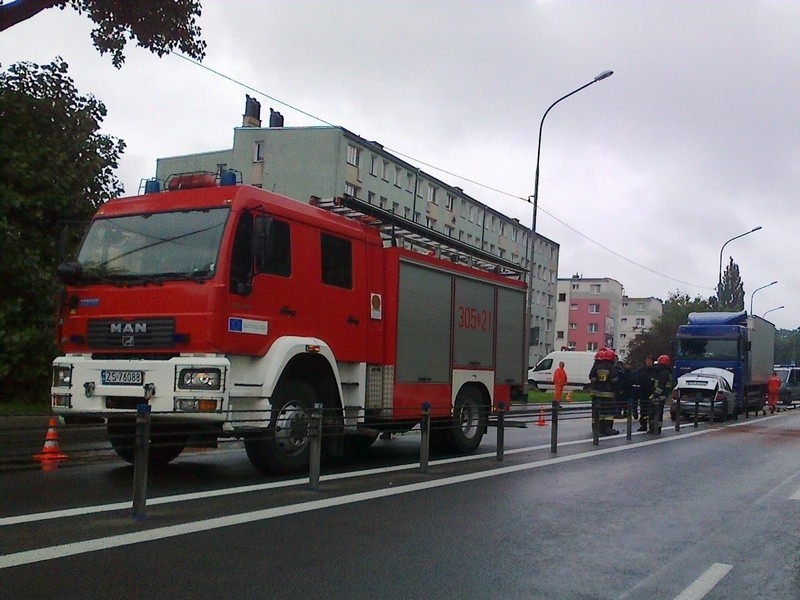 Wypadek na Sczanieckiej. Skoda staranowała barierki [zdjęcia]