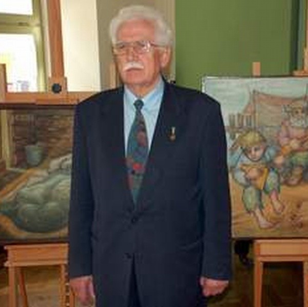 Otton Grynkiewicz na tle swoich obrazów w Muzeum Historii Kielc