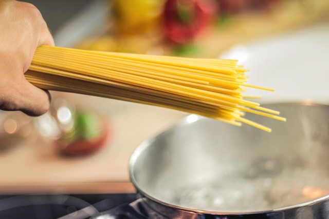 Spaghetti carbonara i spaghetti bolognese robi się bardzo prosto.