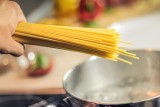 Spaghetti carbonara, bolognese i napoli – najlepsze przepisy. Jak zrobić sos do spaghetti?