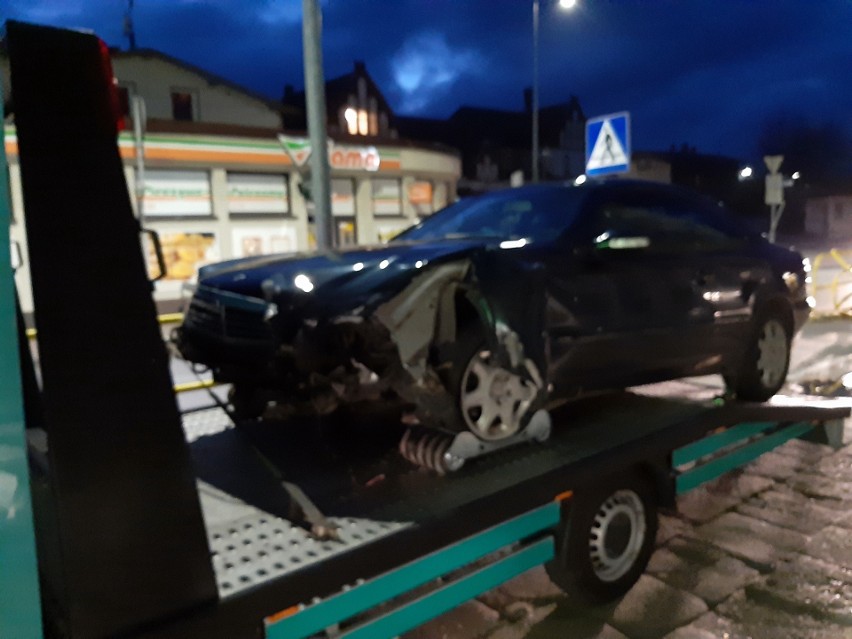 Rozpędzone auto skosiło barierki i wjechało na chodnik