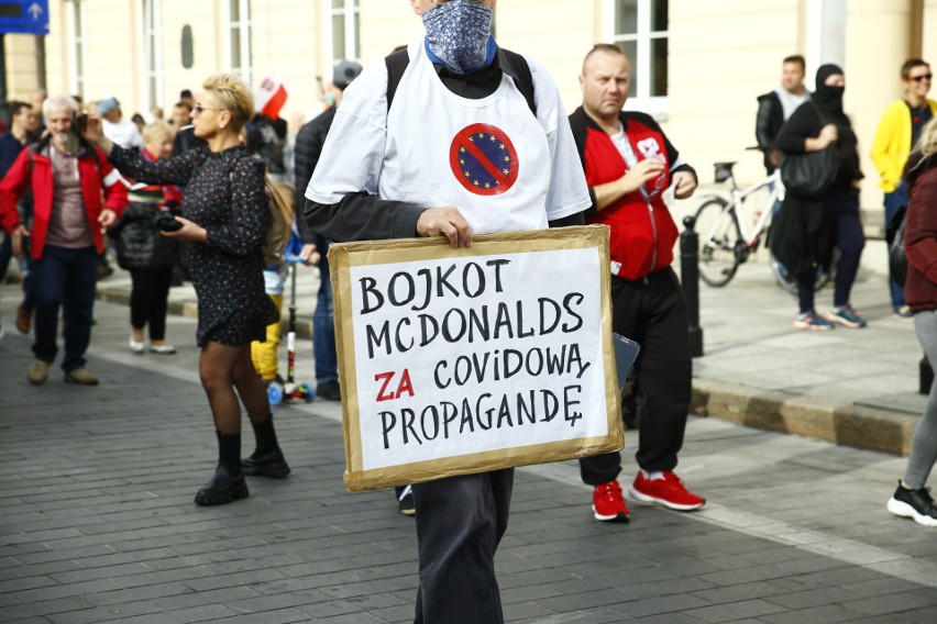 Marsz o Wolność 2020. Manifestacja antycovidowców w Warszawie, protestowali bez maseczek [ZDJĘCIA] [WIDEO]