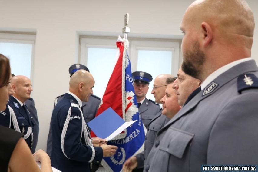 Święto Policji w Kazimierzy Wielkiej z udziałem komendanta wojewódzkiego. Były liczne awanse. Zobacz zdjęcia 