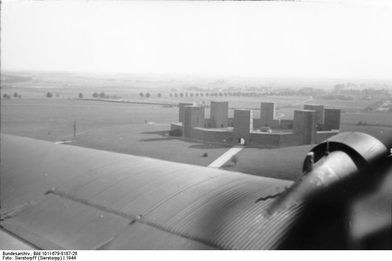 Widok ogólny od strony wejścia w 1944.