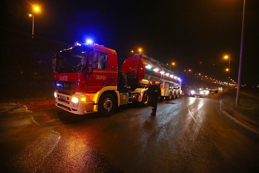 Ogromny pożar na terenie składu materiałów budowlanych MB 03...