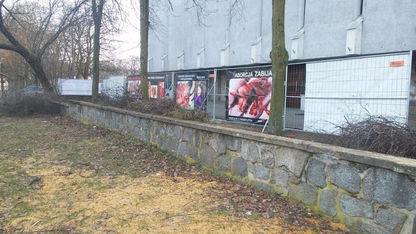 W niedzielę przed kościołem poznańskiej parafii pw. Świętego...