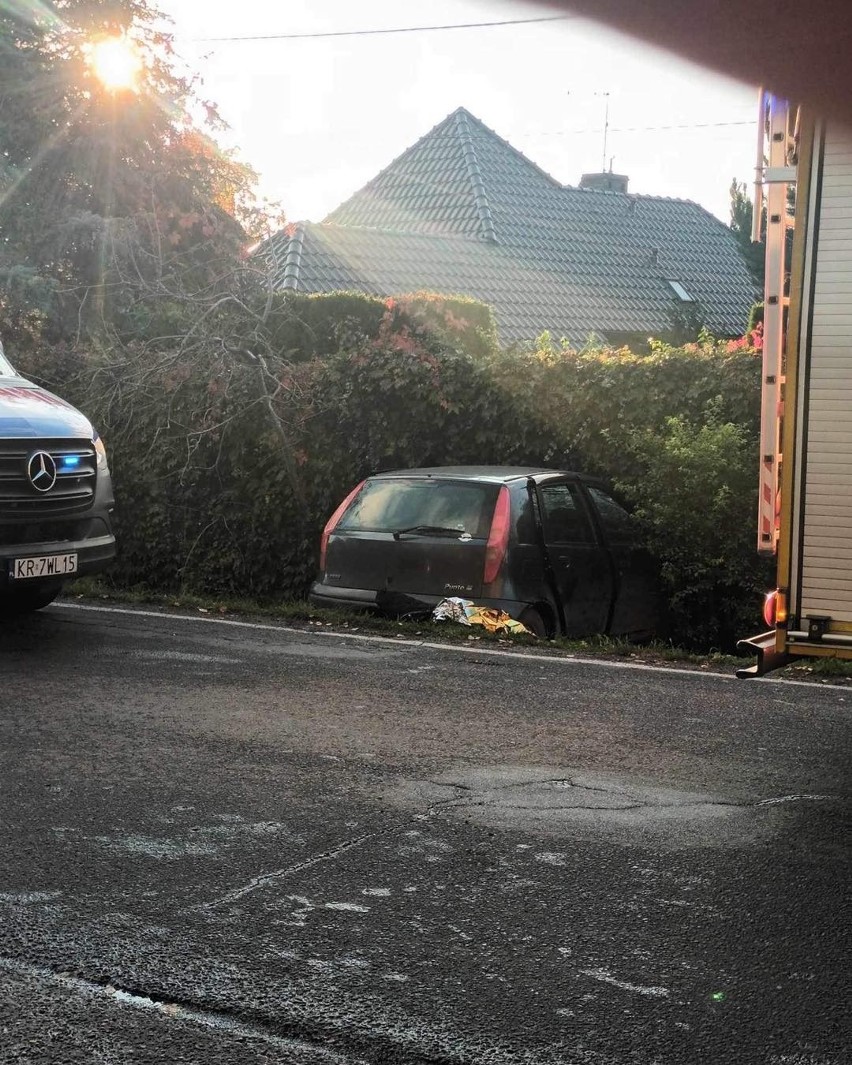 Wypadek pod Krakowem. Kierowca uciekł, czterech pasażerów pijanych. Droga zablokowana