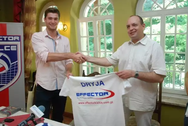 Dawid Dryja (z lewej) nowym siatkarzem Effectora Kielce. Na zdjęciu z prezesem klubu Jackiem Sękiem.