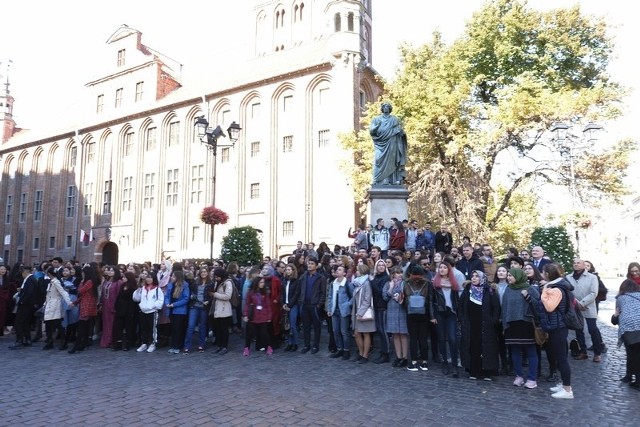 W rozpoczynającym się semestrze zimowym 193 osoby z 19 krajów będą studiować w kampusie toruńskim, 22 w Bydgoszczy. Obecnie zagraniczni studenci uczestniczą w Tygodniu Orientacyjnym, w ramach którego przygotowano dla nich szereg wydarzeń. Dzisiaj w toruńskim Dworze Artusa zorganizowano powitalną galę Erasmusów oraz zwiedzanie starówki z przewodnikiem.