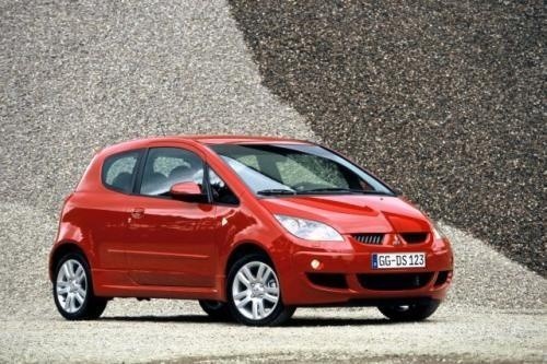 Fot. Mitsubishi: Colt CZT ma zmodyfikowany układ hamulcowy i...