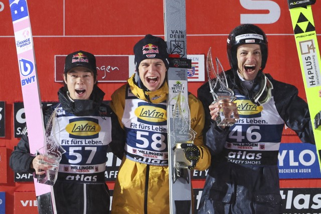 Podium niedzielnego konkursu PŚ w skokach narciarskich w Willingen. Od lewej drugi Ryoyu Kobayashi, zwycięzca Andreas Wellinger i trzeci Gregor Deschwanden