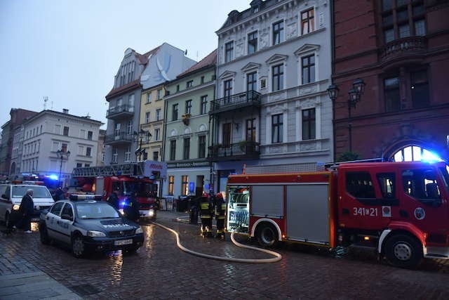 W akcji gaśniczej brało udział trzynastu strażaków. Na miejsce przyjechała także policja, pogotowie oraz straż miejska. 