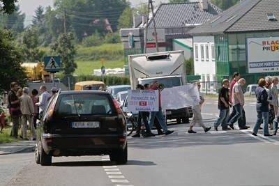 W walkę o pieniądze na budowę S7 w Krakowie zaangażowali się mieszkańcy. Zorganizowano pikiety protestacyjne, przygotowano kilka petycji do najwyższych władz, a postępy w tej sprawie (a właściwie ich brak) monitowane są na stronie internetowej www.s7wkrakowie.pl Fot. Anna Kaczmarz