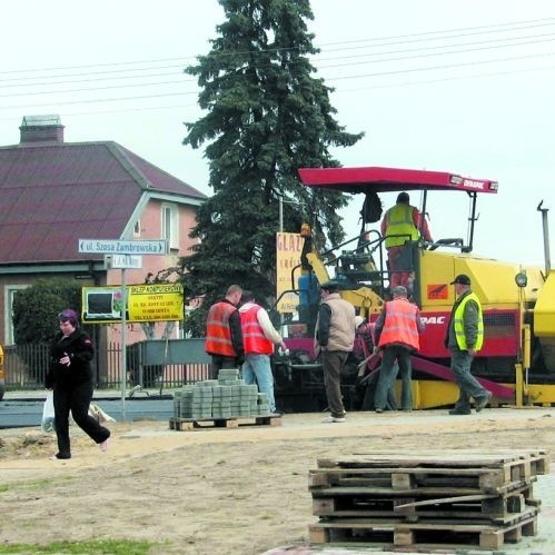 Robotnicy kładą wierzchnią ścieralną warstwę asfaltu na Szosie Zambrowskiej. Nie skończą w tym tygodniu.