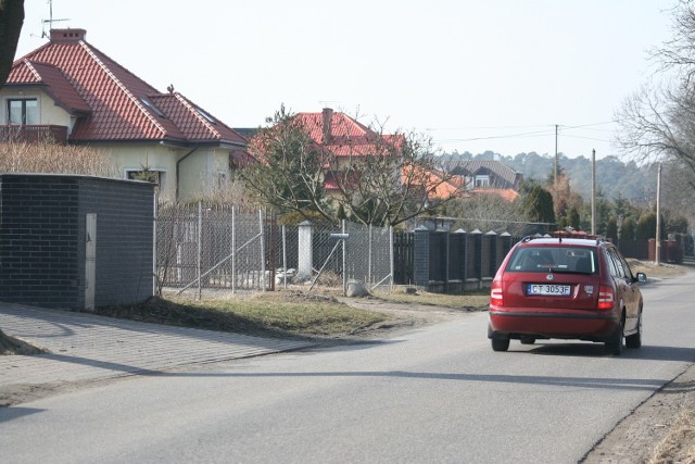 Ulica Dobrzyńska za dnia - widać jej urodę, ale też i brak chodników, pobocza. Nie mówiąc o ścieżce rowerowej.