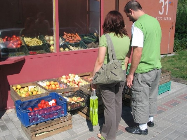 Robiąc zakupy, wielu z nas nie zdaje sobie sprawy, ile tak naprawdę kosztuje kilogram ziemniaków i jabłek u rolnika.