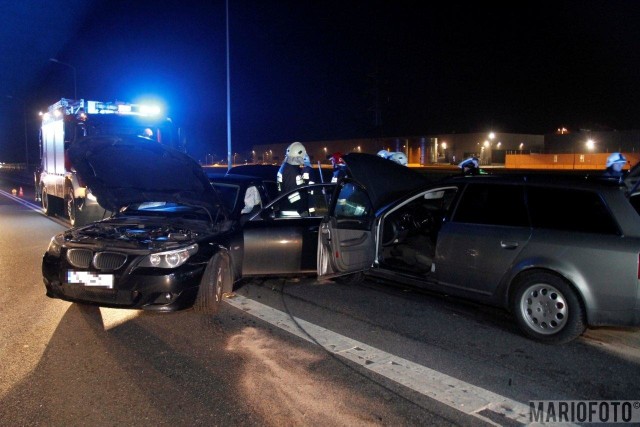 33-letni kierujący samochodem marki BMW, podczas zawracania na obwodnicy Opola niedaleko CH Turawa Park, zajechał drogę prawidłowo jadącemu 31-letniemu kierowcy audi. Doszło do zderzenia, w wyniku którego do szpitala został odwieziony pasażer BMW. Informację o zdarzeniu policjanci otrzymali o godz. 19.55.