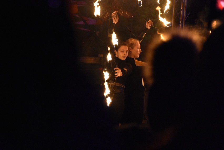 Chrzanów. Św. Mikołaj rozdawał dzieciom prezenty. Pokazy taneczne i fireshow [ZDJĘCIA]