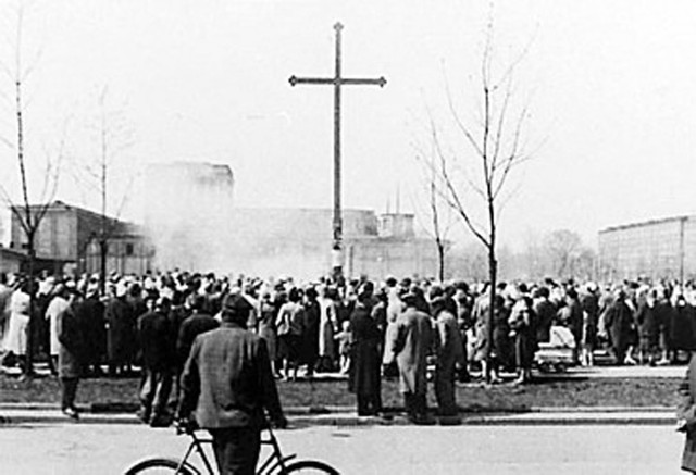 Do protestujących dołączyli wracający z pracy po pierwszej zmianie pracownicy Huty im. Lenina