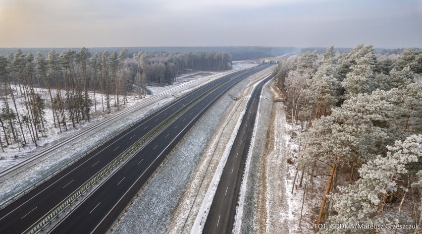 Śląsk: uwaga we wtorek na trudne warunki drogowe, deszcz i mżawka  wcałym województwie. W Beskidach śnieg z deszczem