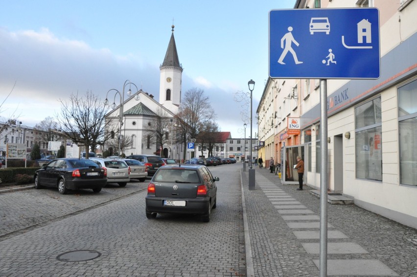 Plac Wolności w Dobrodzieniu, czyli rynek, jest już po I...