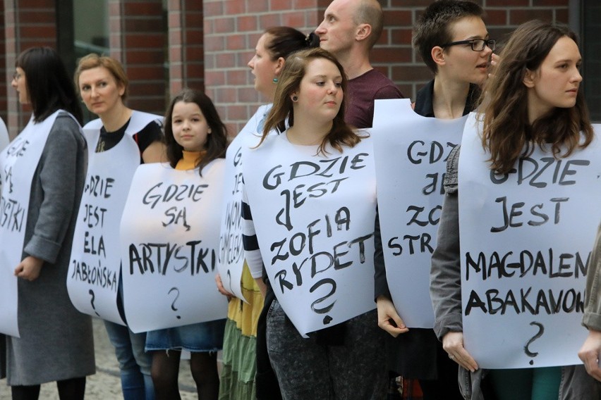 Happening towarzyszący odsłonięciu wystawy „I po co nam...