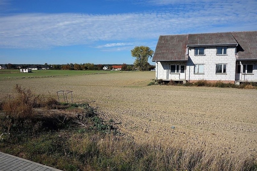 Działka w całości ma wymiary ok. 50x160 m oraz powierzchnię...