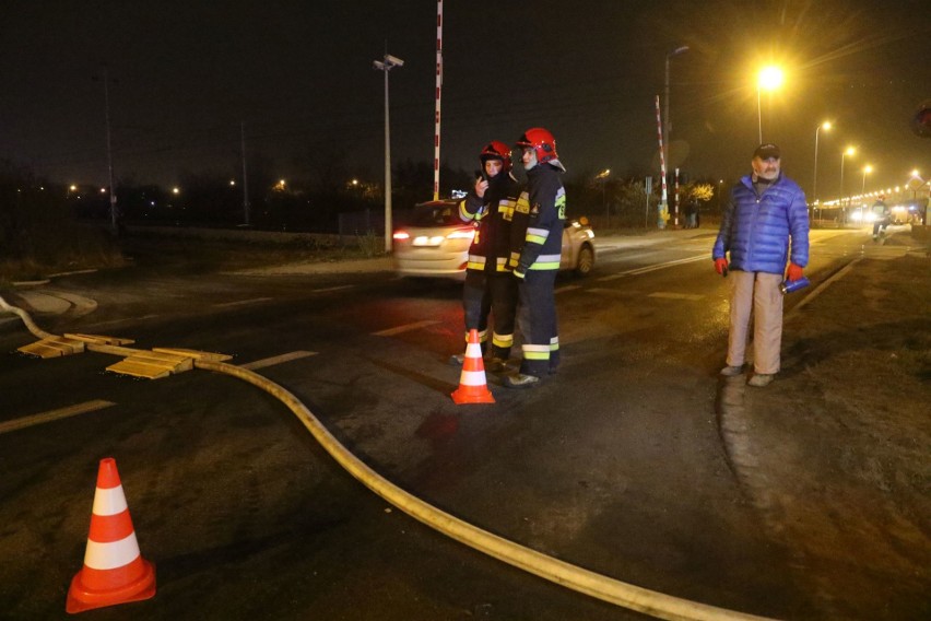 Ogromny pożar na terenie składu materiałów budowlanych MB 03...