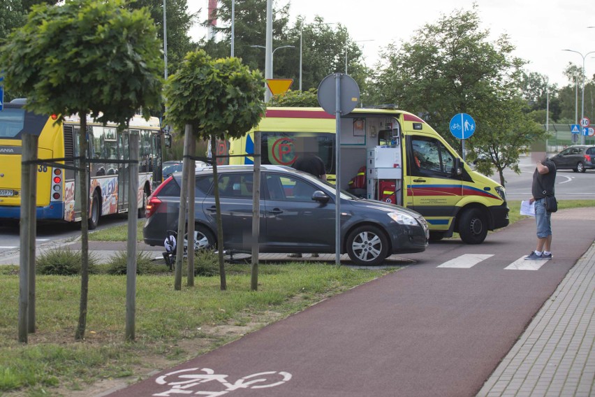 Potrącenie rowerzysty na ul. 11 Listopada. Poszkodowany mężczyzna jest w szpitalu