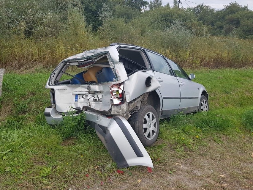 Wypadek w Połańcu. Zderzenie osobówki i ciężarówki na drodze krajowej numer 79. Kierowca w szpitalu [ZDJĘCIA]