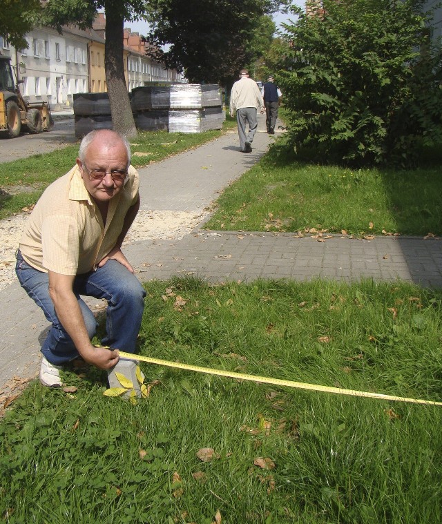 Jan Tyrna z ul. Śniadeckiego z metrem pokazuje, że obecny zieleniec  zostanie zmniejszony o połowę  i chodnik będzie bliżej kamieniczek