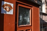 Ktoś wybił szyby szyby w pubie Reduta przy ul. Strzałowej. "To kolejny już atak" [ZDJĘCIA]