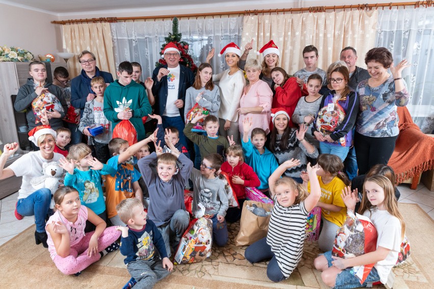 Fundacja „Fabryki Marzeń” obdarowała pięknymi prezentami 43 dzieci z Nagłowic (DUŻO ZDJĘĆ)
