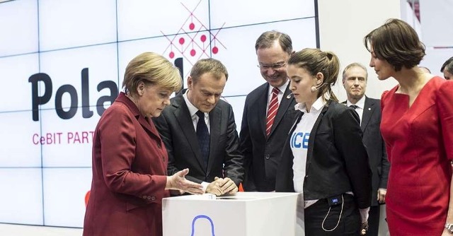 Poznańskim wynalazkiem bawili się polski premier Donald Tusk i kanclerz Niemiec Angela Merkel