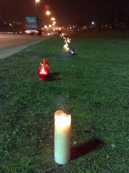 Aleja Jana Pawła II w Bydgoszczy oświetlona była świecami przyniesionymi przez mieszkańców ku pamięci Jana Pawła II
