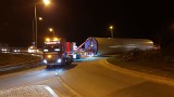 Gigantyczny transport na ulicach Strzelec Opolskich. Firma Transannaberg przewozi elementy farmy wiatrowej