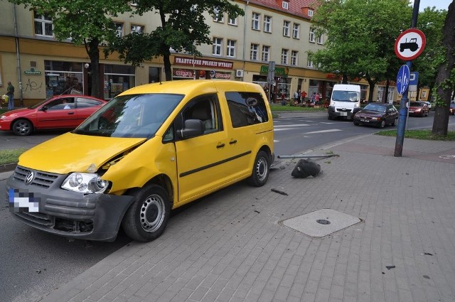 Uszkodzone pojazdu utrudniały ruch na ulicy 28 Lutego.