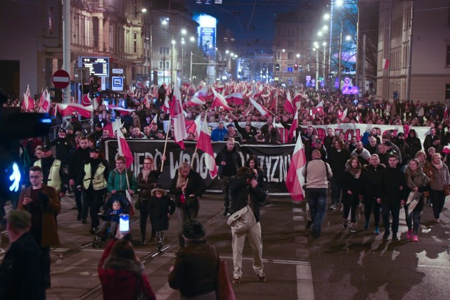 W poniedziałek, 11 listopada, będziemy obchodzić Święto Niepodległości. We Wrocławiu odbędzie się wiele wydarzeń, w tym takie – które spowodują utrudnienia w ruchu. Sprawdźcie, co będzie się działo 11 listopada we Wrocławiu – w jakich godzinach i na jakich ulicach będą utrudnienia.