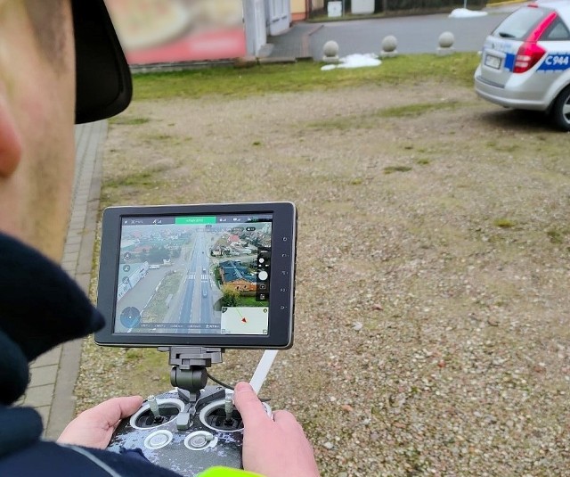 Funkcjonariusze z Tucholi, przy pomocy drona, obserwowali zachowanie kierowców i pieszych na drodze