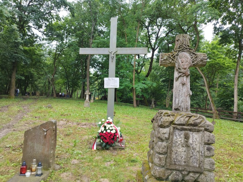 Krzyż na cmentarzu w Puźnikach