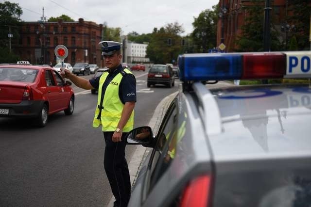 Policjanci z kujawsko-pomorskiego w ostatnich miesiącach częściej sprawdzali trzeźwość kierowców niż w roku ubiegłym. Na zdjęciu aspirant Damian Sikora