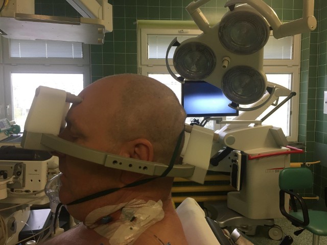 Aby elektrodę precyzyjnie umieścić w czaszce trzeba zrobić badania obrazowe u chorego z przymocowaną do głowy ramą stereotaktyczną, do której później mocuje się system naprowadzania przypominający żeglarski sekstant.